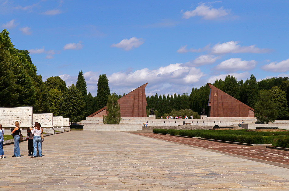Der Treptower Park in Berlin mit dem sowjetischem Ehrenmal
