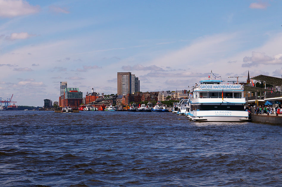 Der Blick vom Anleger Landungsbrücken in Richtung Altona, Fischauktionshalle und Fischmarkt