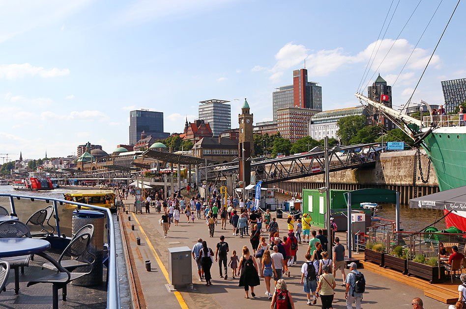 Die Landungsbrücken in Hamburg