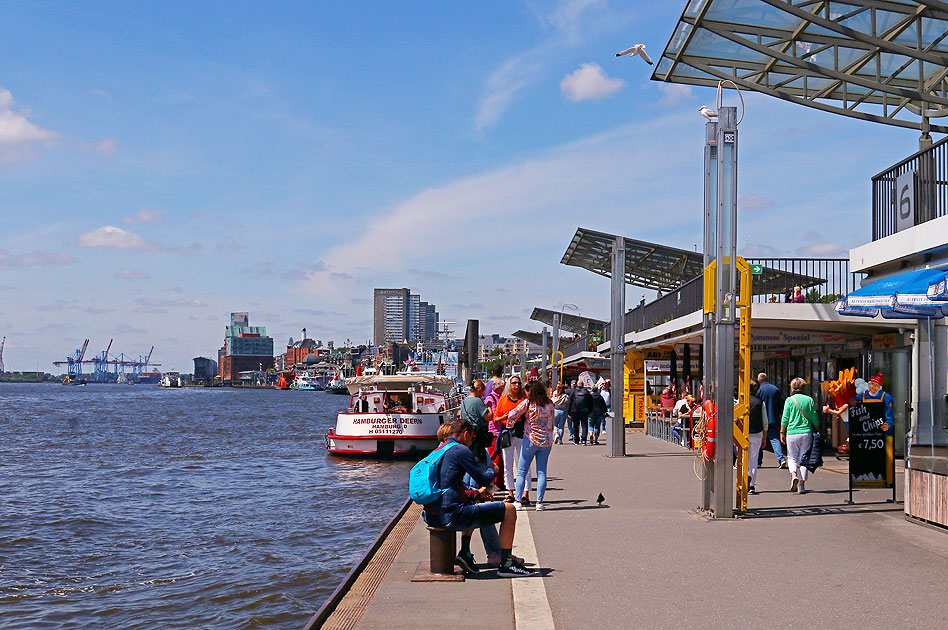 Der Anleger an den Landungsbrücken in Hamburg
