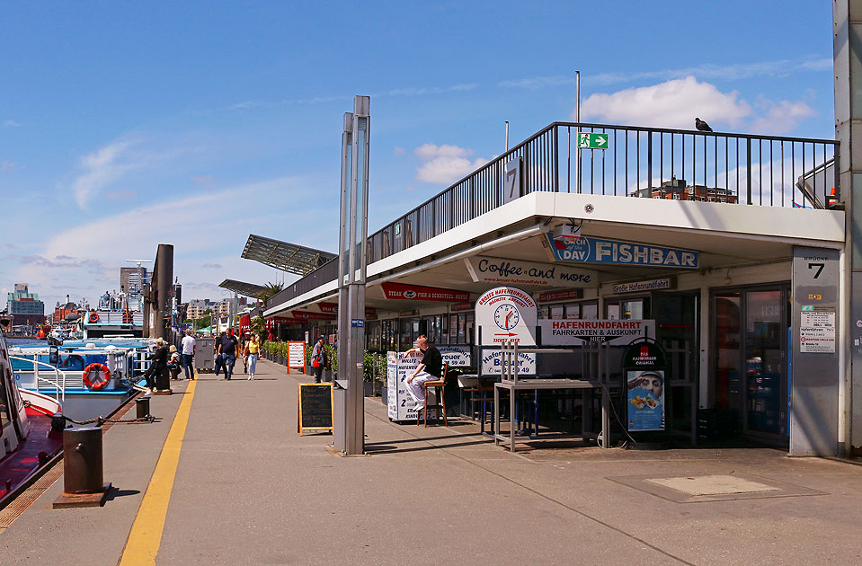 Die Landungsbrücken in Hamburg an der Brücke 7