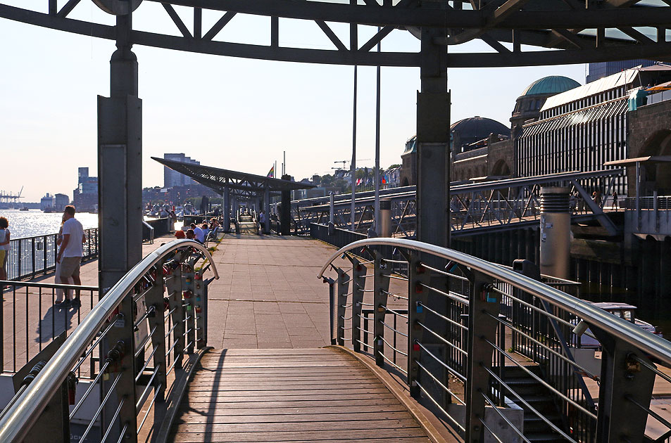 Die Aussichtsplattform an den Landungsbrücken in Hamburg an der Elbe