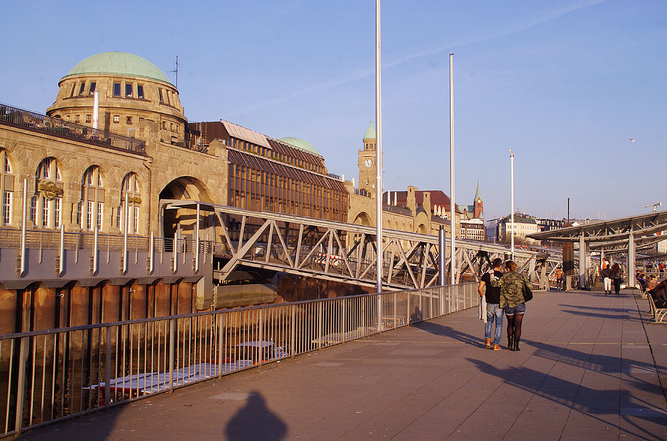 Die Aussichtsplattform an den Landungsbrücken in Hamburg