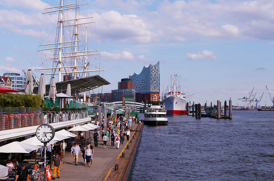 Die Landungsbrücken in Hamburg an der Elbe
