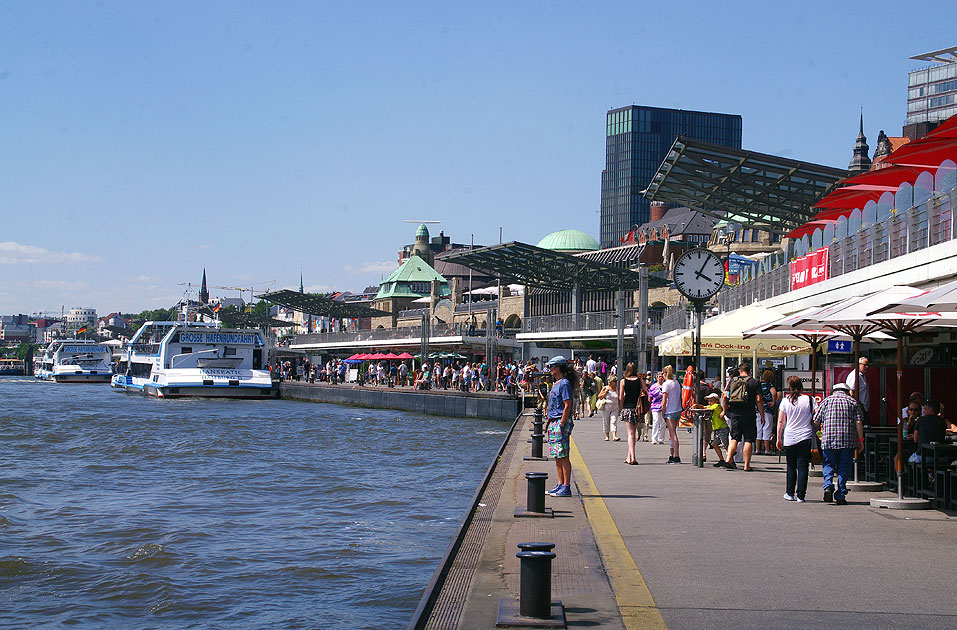 Die Landungsbrücken in Hamburg
