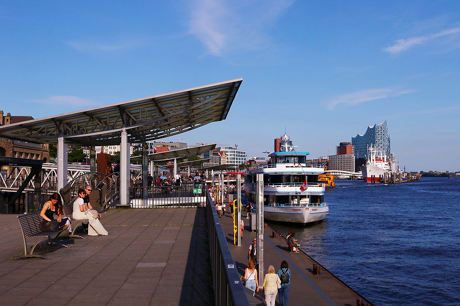 Die Aussichtsplattform an den Landungsbrüecken in Hamburg an der Elbe