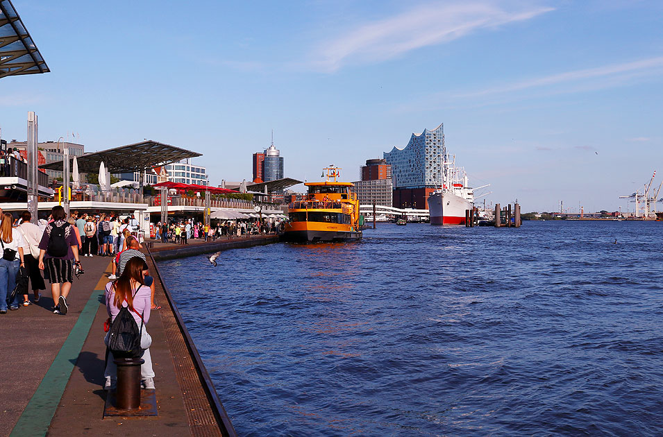Die Landungsbrücken in Hamburg mit der Elbphilharmonie