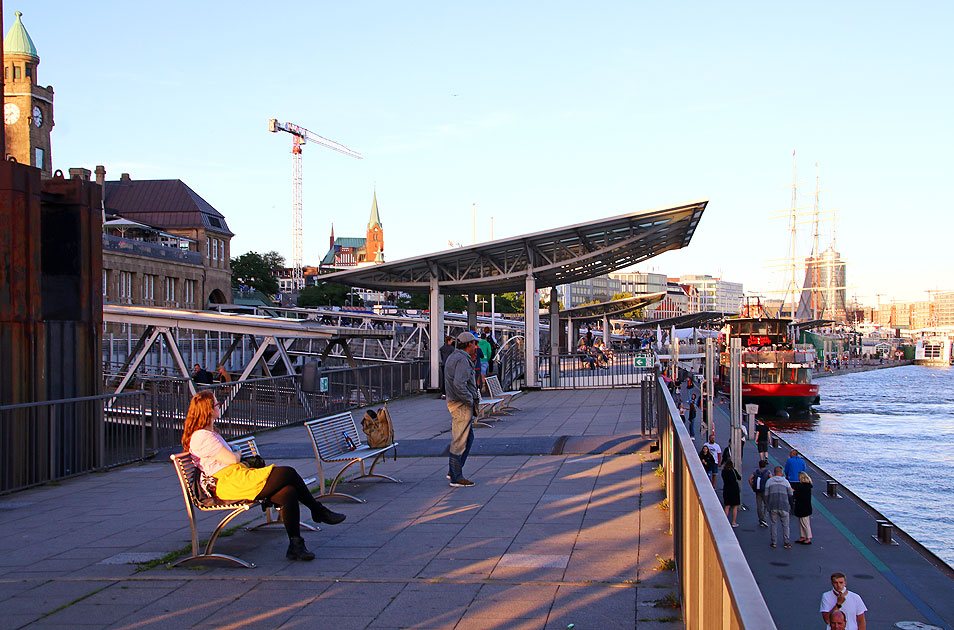Abends an den St. Pauli Landungsbrücken in der Abendsonne