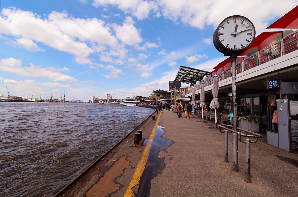 Die Landungbrücken in Hamburg an der Elbe