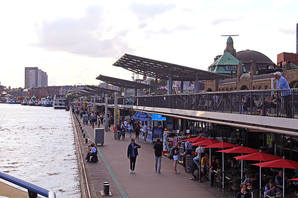 Die St. Pauli Landungsbrücken in Hamburg