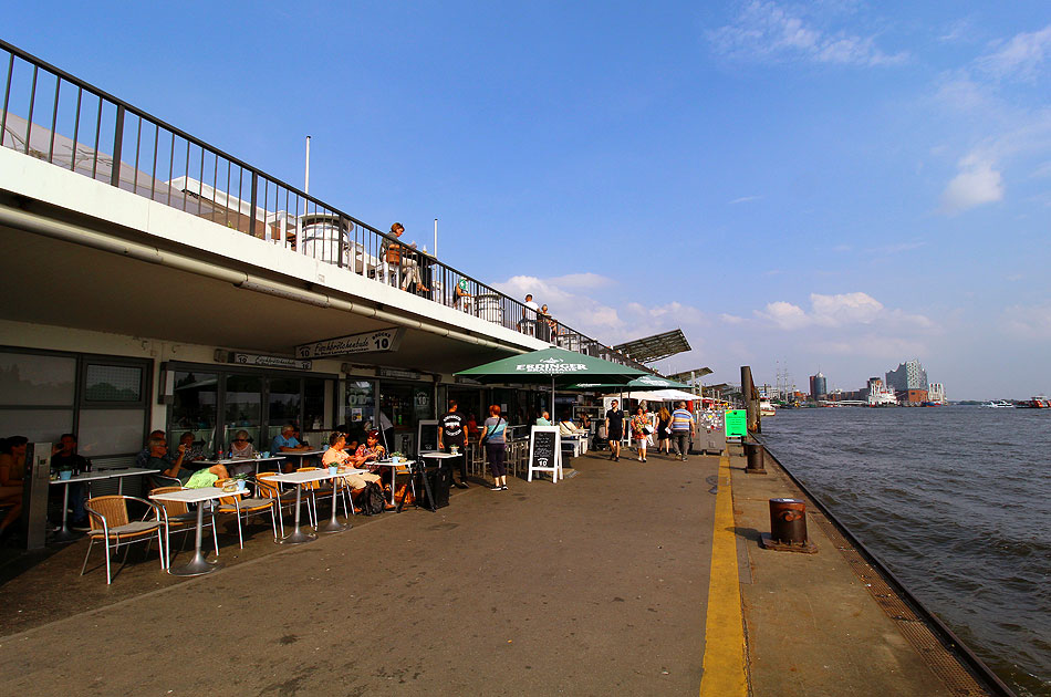 Die Brücke 10 an den St. Pauli Landungsbrücken in Hamburg