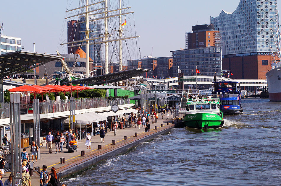 Die Landungsbrücken in Hamburg an der Elbe
