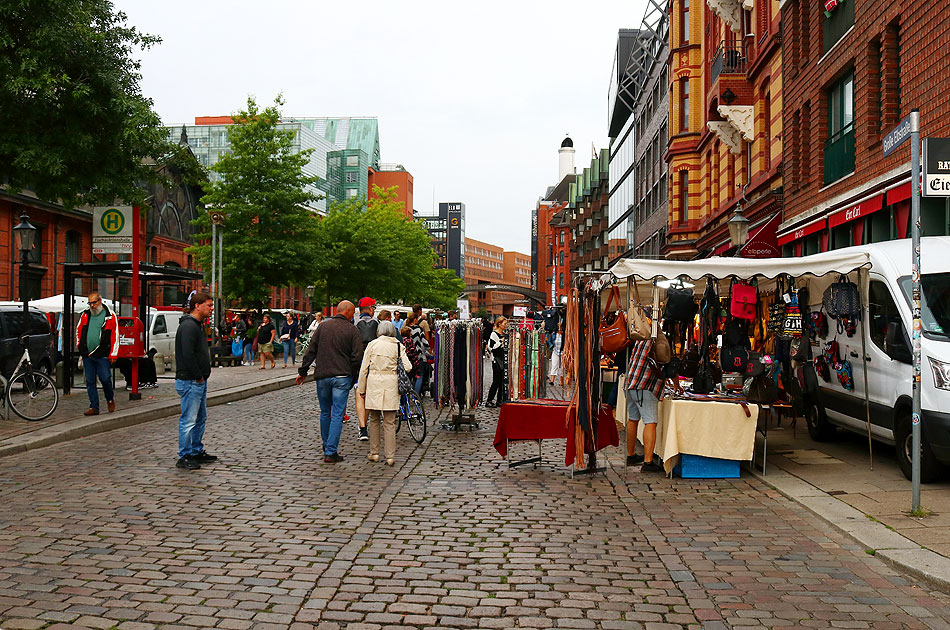 Der Fischmarkt in Hamburg im Stadtteil Altona-Altstadt mit der Bushaltestelle Fischauktionshalle
