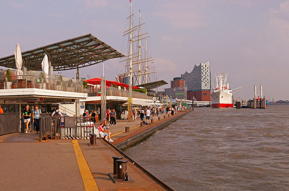 Der Anleger St. Pauli Landungsbrücken in Hamburg an der Elbe