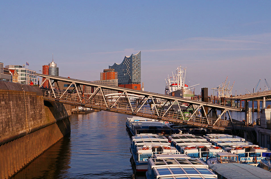 Die Brücke 1 an den Landungsbrücken in Hamburg