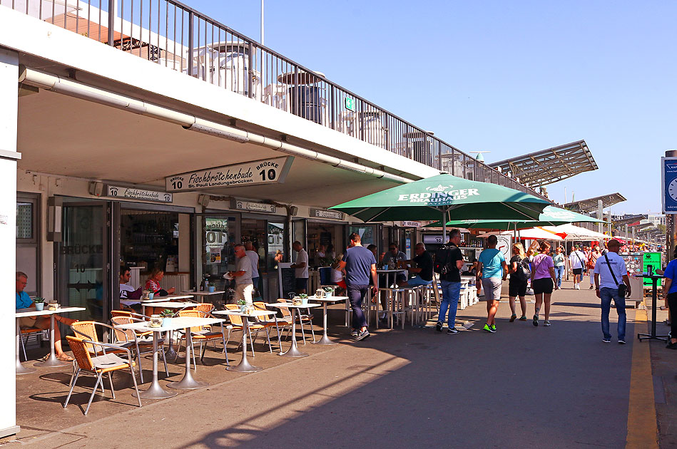 Die Brücke 10 an den St. Pauli Landungsbrücken in Hamburg