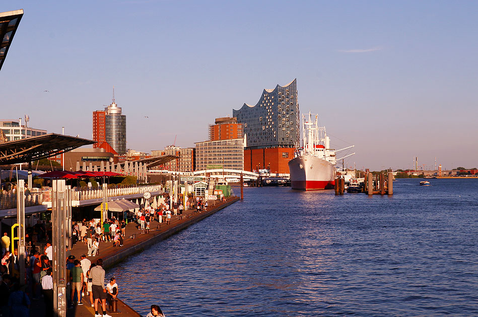 Der Anleger an den St. Pauli Landungsbrücken in Hamburg
