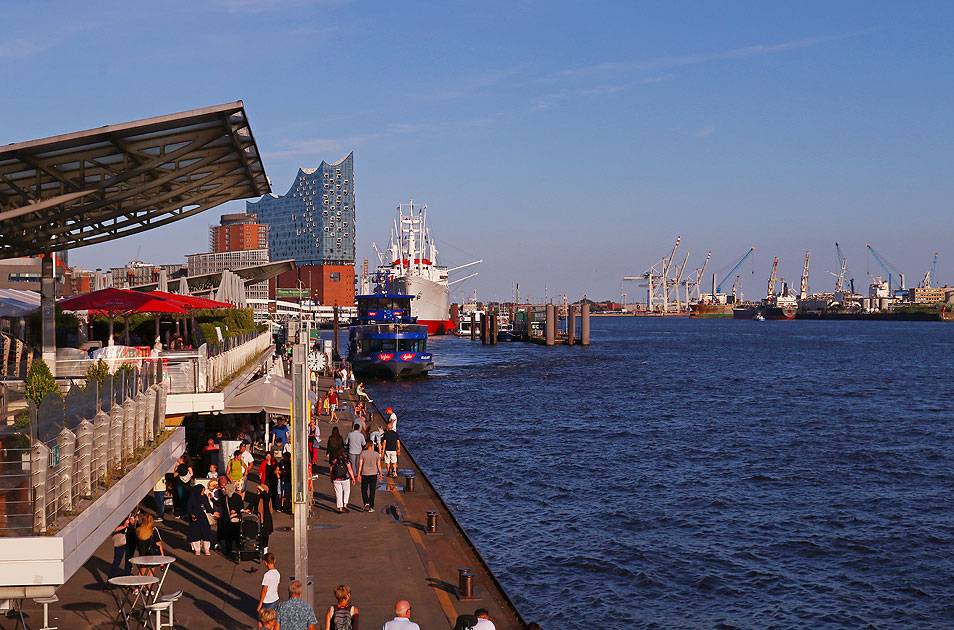 Die Landungsbrücken in Hamburg mit der Elbphilharmonie