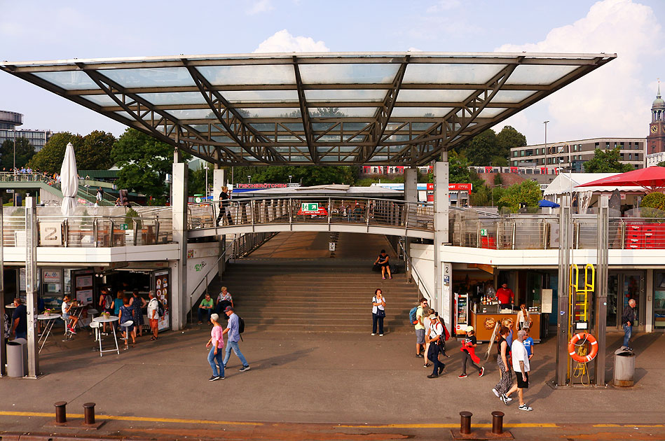 Die Brücke 2 an den St. Pauli Landungsbrücken in Hamburg an der Elbe