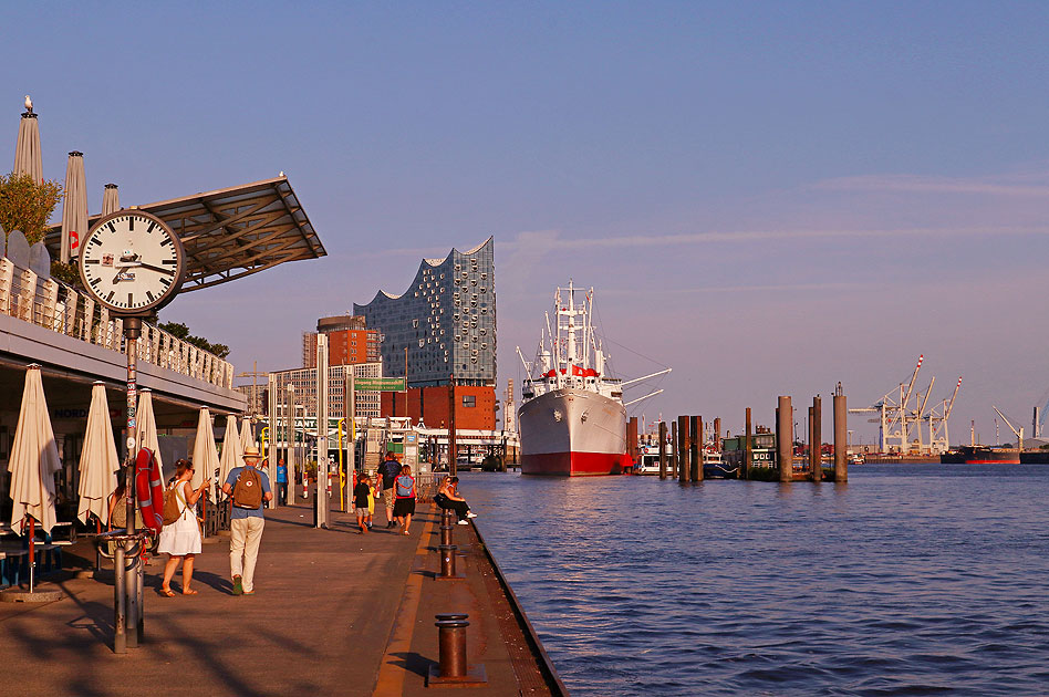 Abends an den St. Pauli Landungsbrücken in Hamburg
