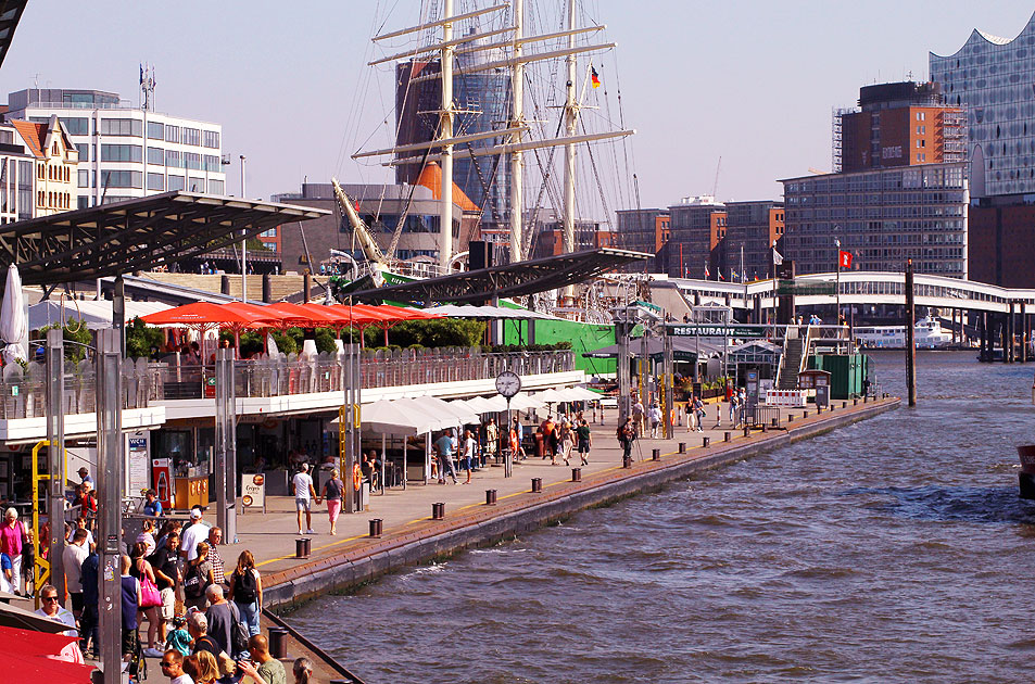 Die St. Pauli Landungsbrücken in Hamburg