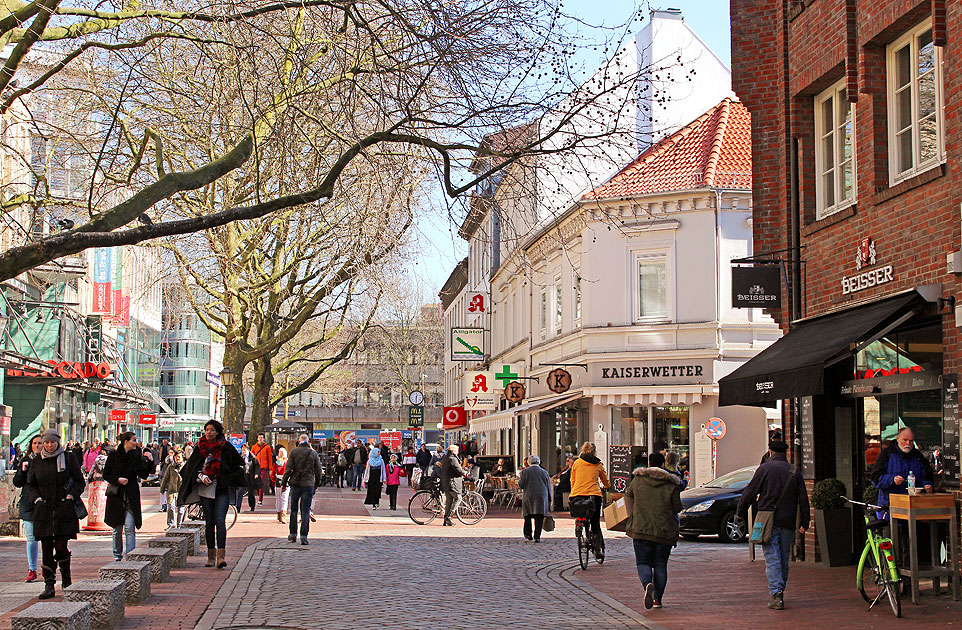 Die Ottenser Hauptstraße in Hamburg-Altona zwischen Spritzenplatz und Bahnhof