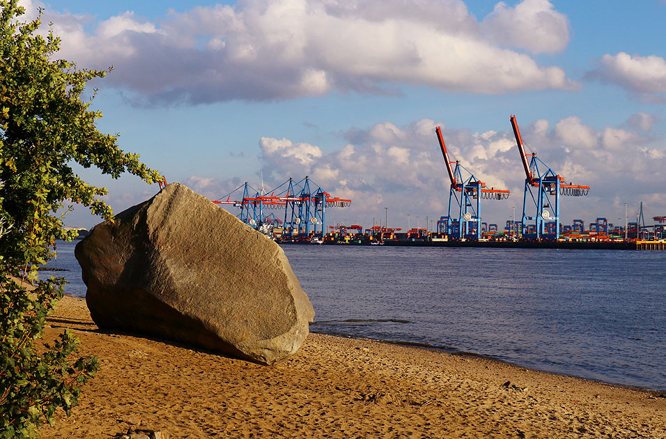 Alter Schwede Findling in Hamburg am Elbwanderweg und an der Elbe