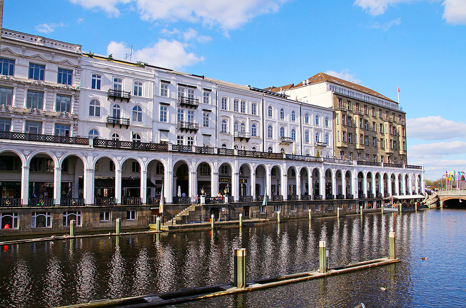 Die Alsterarkaden in Hamburg an der Kleinen Alster