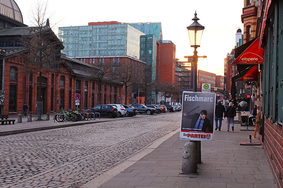 Der Fischmarkt in Hamburg mit einem Wahlplakat von Die Partei für Fischmarc