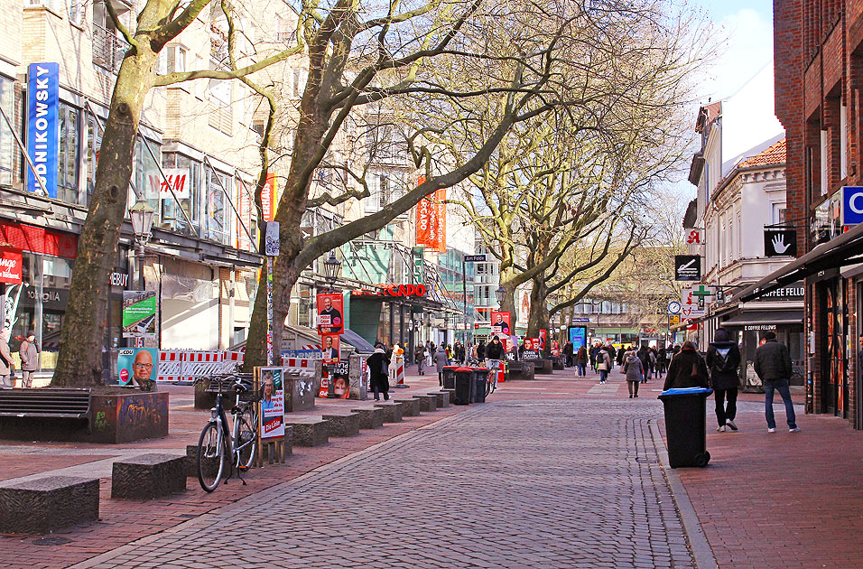 Die Ottenser Hauptstraße in Hamburg-Altona zwischen Spritzenplatz und Bahnhof