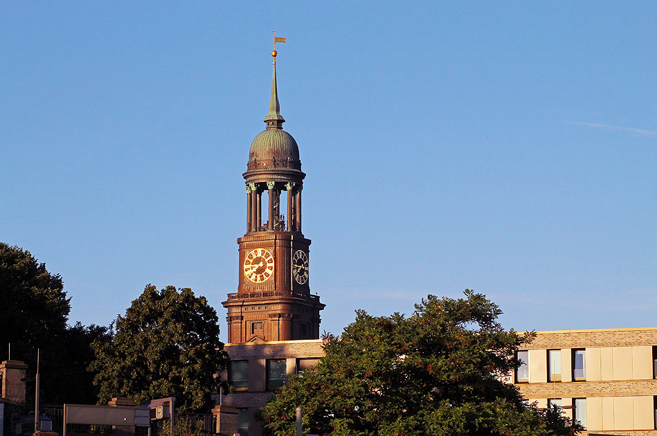 Der Hamburger Michel von den St. Paui Landungsbrücken