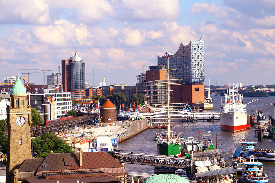 An den St. Pauli Landungsbrücken in Hamburg