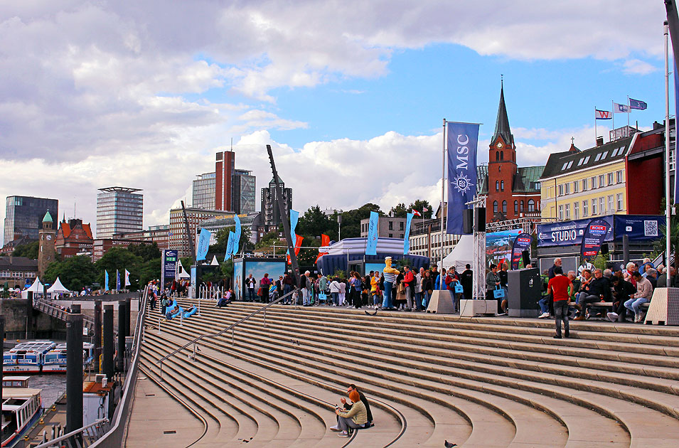 Die Jan-Fedder-Promenade in Hamburg während der Cruise Days