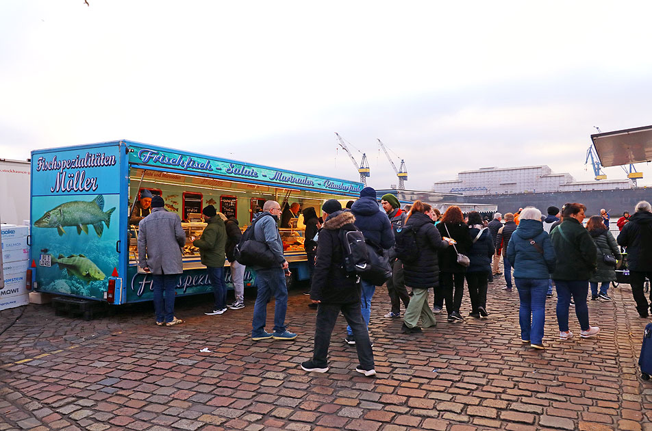 Der Fischmarkt in Hamburg mit einem Fischwagen