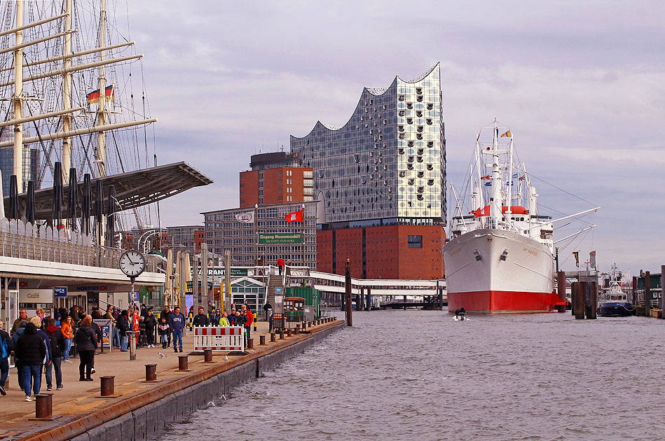 Die Landungsbr&uuml;cken, die Elbphilharmonie und die Cap San Diego in Hamburg