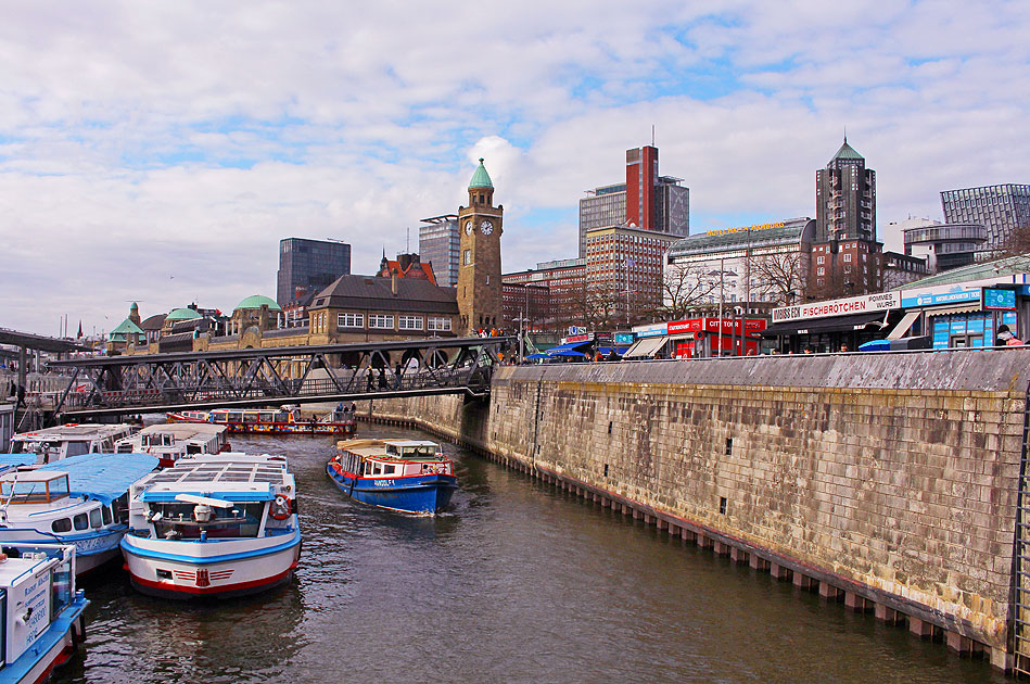 An den St. Pauli Landungsbr&uuml;cken in Hamburg