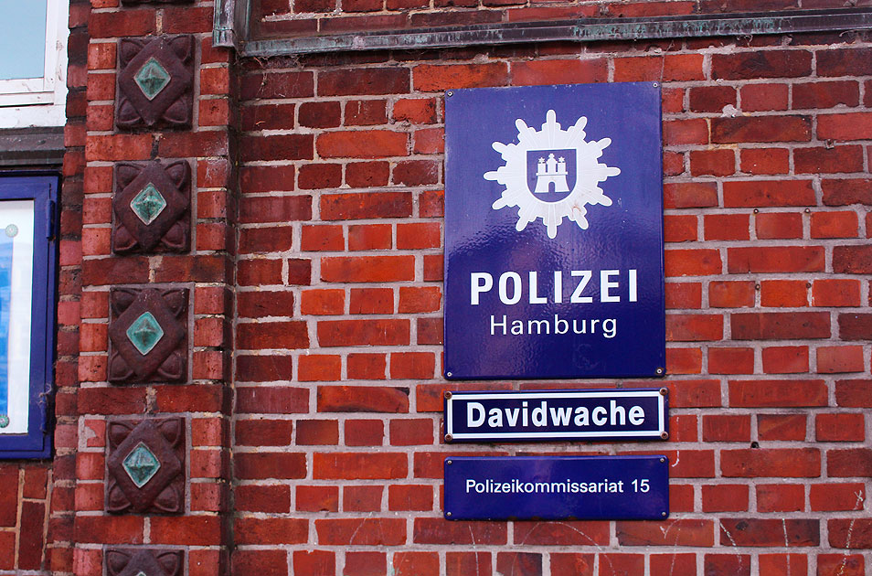 Das Schild von der Davidwache in Hamburg auf St. Pauli