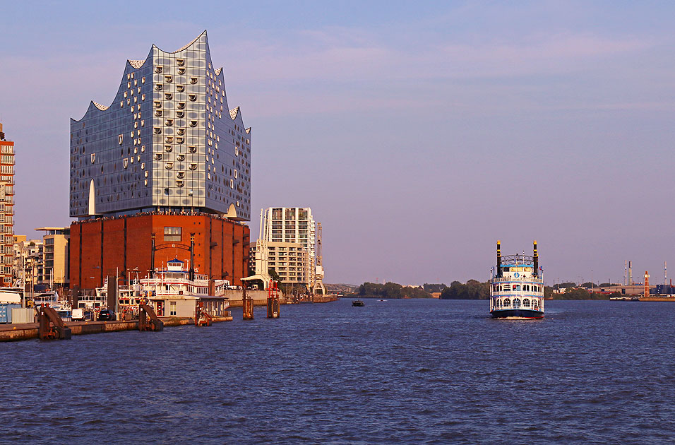 Die Elbphilharmonie und das Abicht-Schiff Louisiana Star