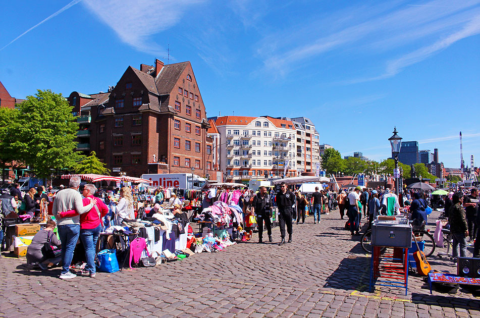 Flohmarkt auf dem Fischmarkt w&auml;hrend dem Hafengeburtstag in Hamburg