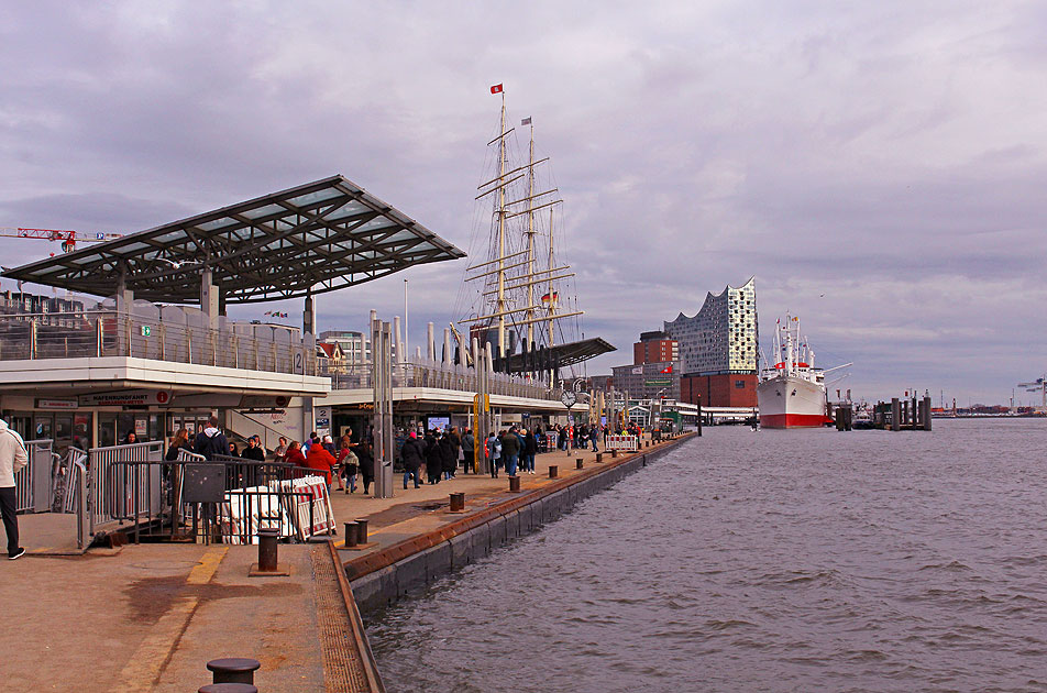Der Anleger an den St. Pauli Landungsbr&uuml;cken in Hamburg