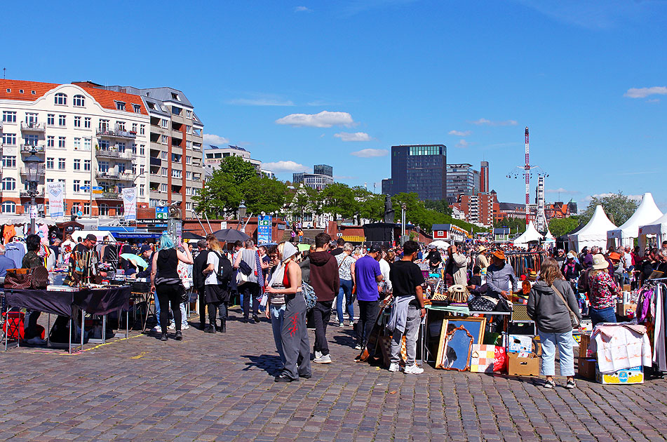 Flohmarkt auf dem Fischmarkt w&auml;hrend dem Hafengeburtstag in Hamburg