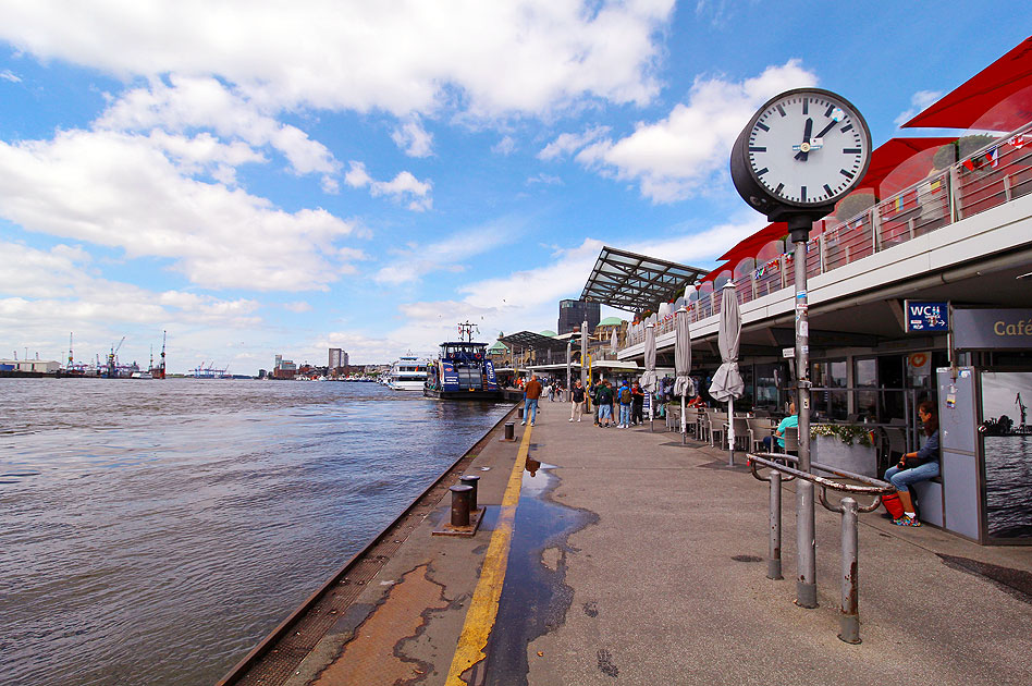 Die Landungsbr&uuml;cken in Hamburg an der Elbe