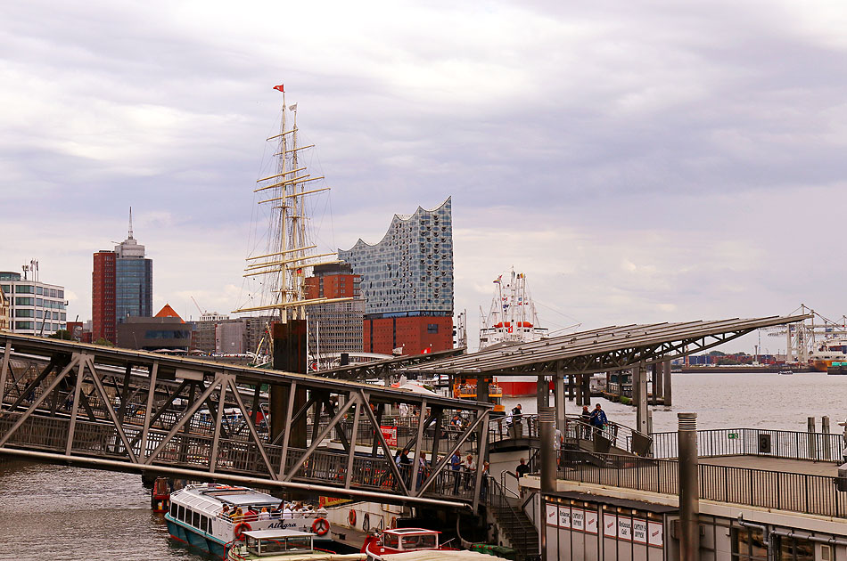 Die Br&uuml;cke 2 an den St. Pauli Landungsbr&uuml;cken in Hamburg